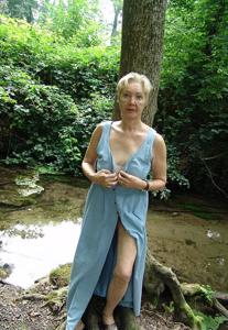 La vecchia casalinga scopre i genitali nella foresta - foto #41