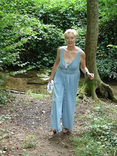Ama de casa mayor muestra sus genitales en el bosque foto 54