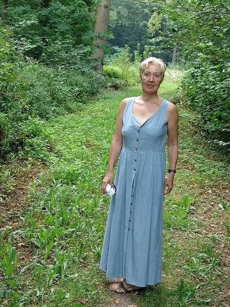 Ama de casa mayor muestra sus genitales en el bosque foto 55