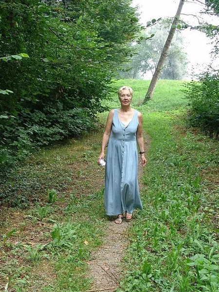 Ama de casa mayor muestra sus genitales en el bosque foto 56