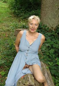 La vecchia casalinga scopre i genitali nella foresta - foto #63