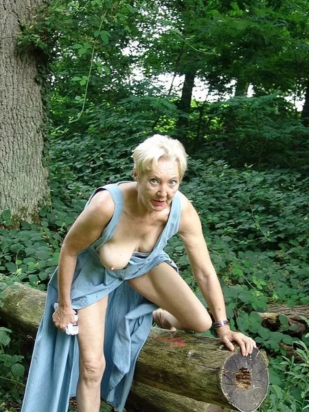 Ama de casa mayor muestra sus genitales en el bosque foto 79