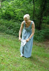 La vecchia casalinga scopre i genitali nella foresta - foto #81