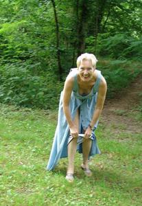 La vecchia casalinga scopre i genitali nella foresta - foto #85