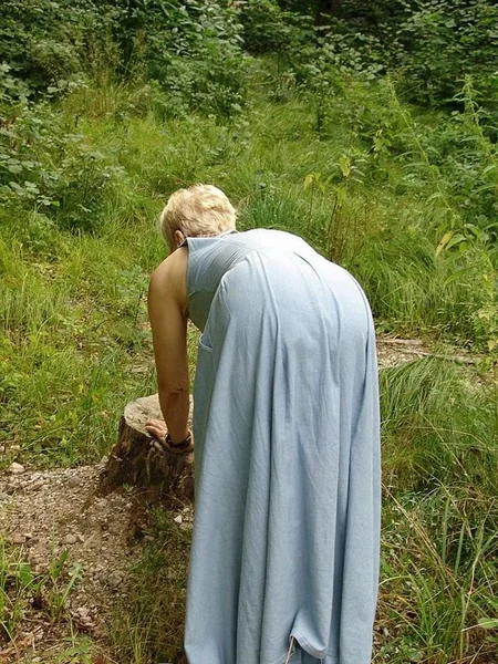 Ama de casa mayor muestra sus genitales en el bosque foto 87