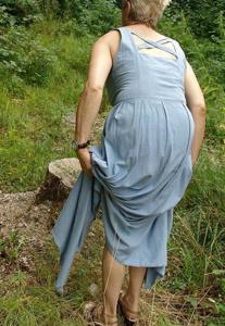 La vecchia casalinga scopre i genitali nella foresta - foto #88
