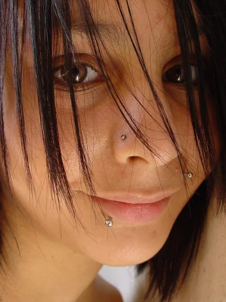 Vello púbico y pezones tatuados de una chica guapa foto 22