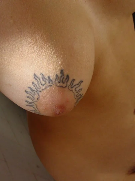 Vello púbico y pezones tatuados de una chica guapa foto 24