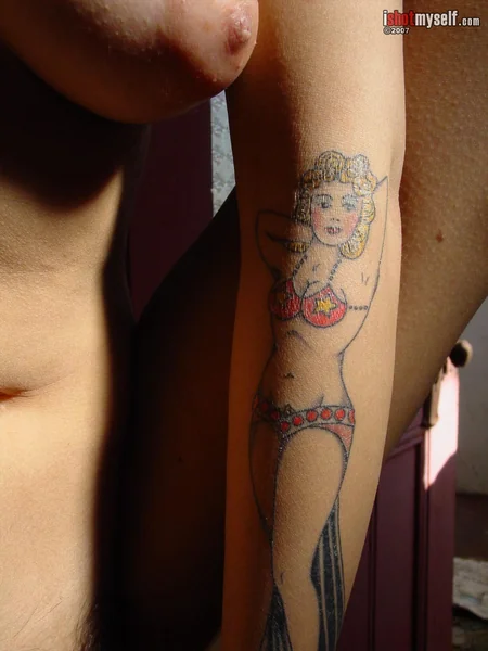 Vello púbico y pezones tatuados de una chica guapa foto 28