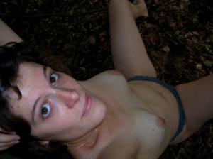 La signora nuda sta aspettando il suo amore nella foresta - foto #2