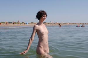 Eccitanti fighe di donne sulla spiaggia nudista - foto #48