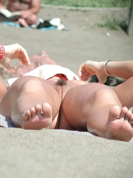 Возбуждающие вагины женщин на нудистском пляже фото 6