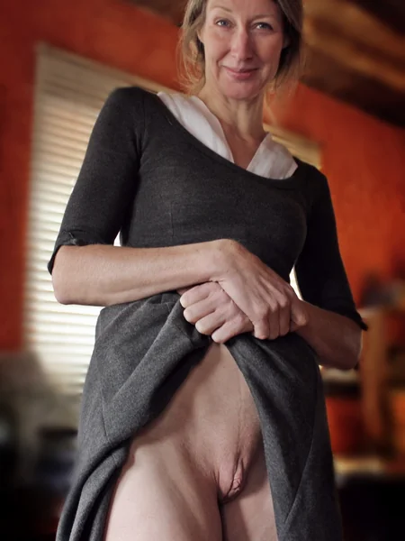 El coño embriagador y bien cuidado de una mujer madura foto 25
