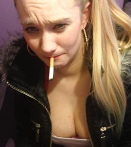Alla donna tedesca piace succhiare e fumare - foto #1
