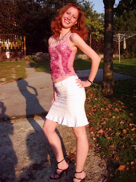 Сексуальная и стройная рыжеволосая девушка фото 2