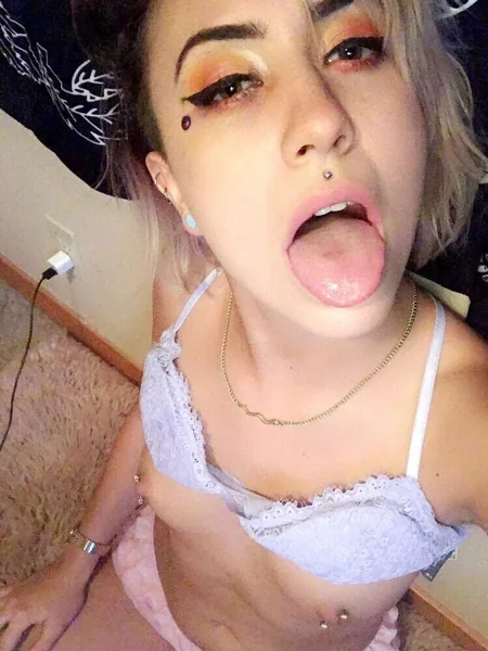 El culo de una delgada se estira después de un tapón anal foto 31