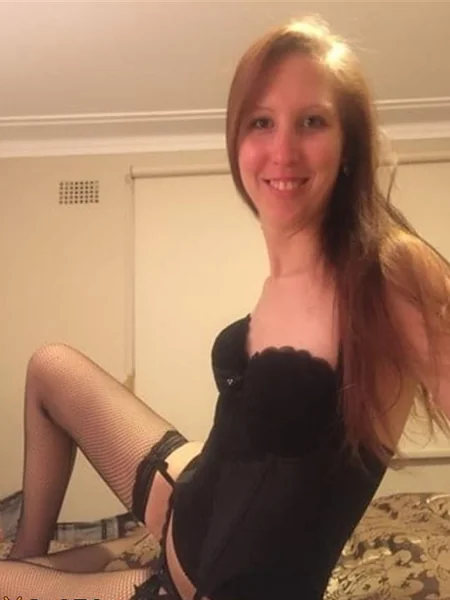 La mujer solitaria con tetas pequeñas se masturba constantemente foto 27