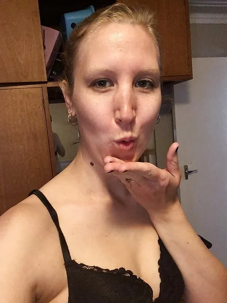 La mujer solitaria con tetas pequeñas se masturba constantemente foto 42