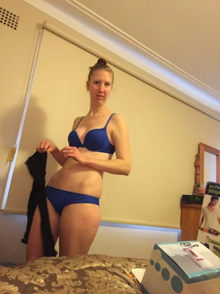 La mujer solitaria con tetas pequeñas se masturba constantemente foto 52