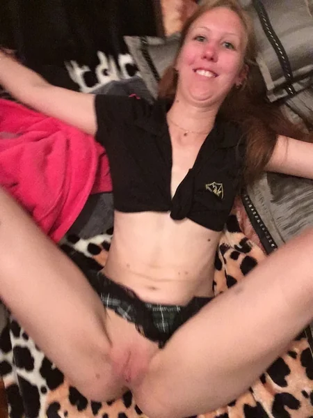 La mujer solitaria con tetas pequeñas se masturba constantemente foto 71