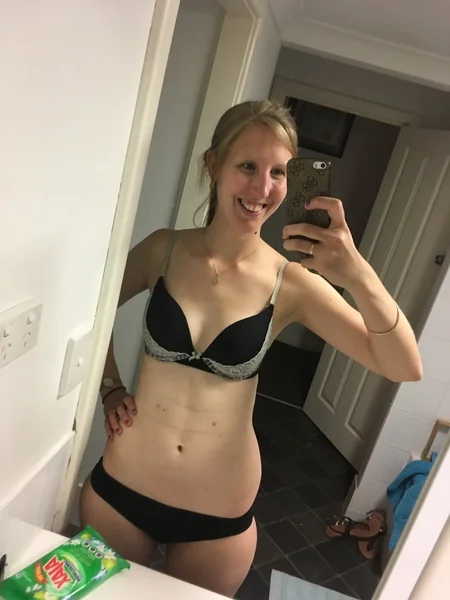 La mujer solitaria con tetas pequeñas se masturba constantemente foto 78