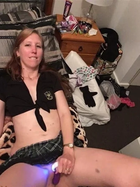 La mujer solitaria con tetas pequeñas se masturba constantemente foto 84