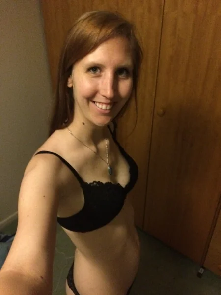 La mujer solitaria con tetas pequeñas se masturba constantemente foto 88