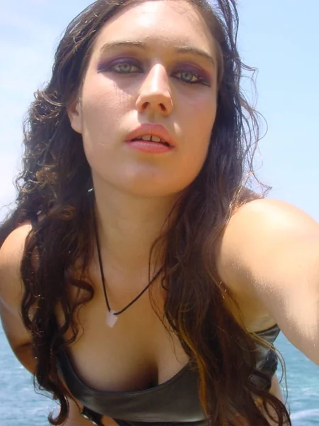 Обнажённая грудь на фоне океана фото 1