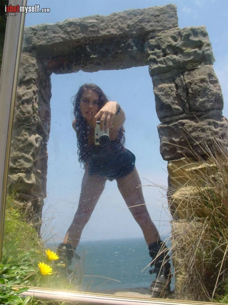 Обнажённая грудь на фоне океана фото 4