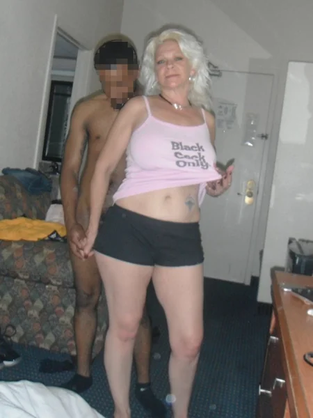 Tras un divorcio, una mujer madura no se niega a nada foto 60
