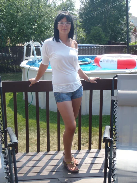 Красивая женщина легко демонстрирует себя фото 5