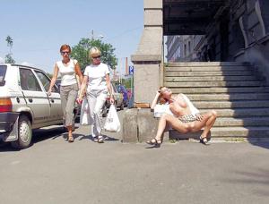 Ragazze magre spudoratamente nude in strada - foto #22