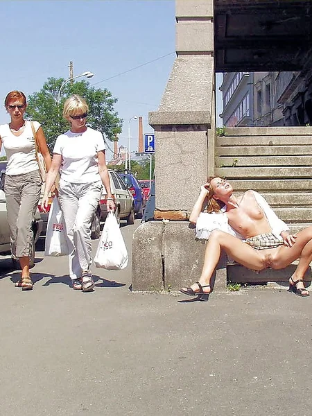 Chicas delgadas desnudas descaradamente en la calle foto 22