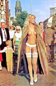 Ragazze magre spudoratamente nude in strada - foto #26