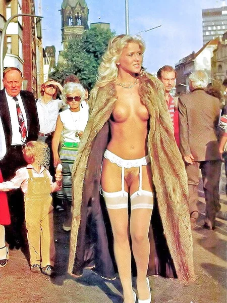 Chicas delgadas desnudas descaradamente en la calle foto 26