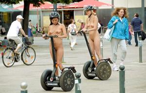 Ragazze magre spudoratamente nude in strada - foto #29
