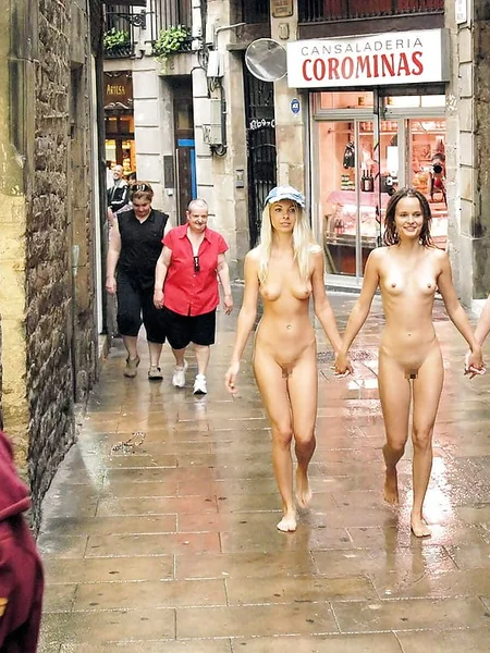 Chicas delgadas desnudas descaradamente en la calle foto 33