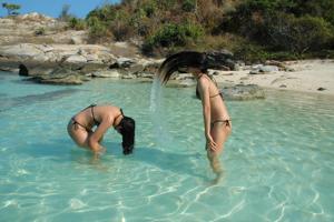 Compagnia di ragazze che mostrano le fighe nude sulla spiaggia - foto #18