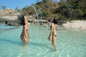 Compagnia di ragazze che mostrano le fighe nude sulla spiaggia - foto #19