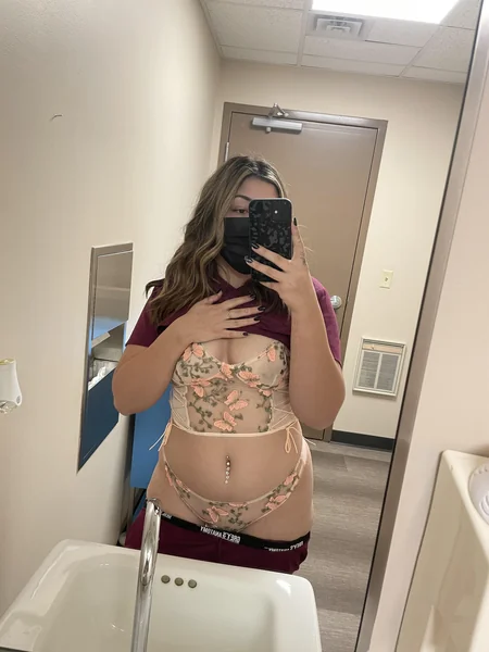 Una enfermera deliciosa se toma selfis provocativas en el trabajo foto 27
