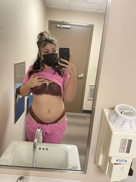 Una enfermera deliciosa se toma selfis provocativas en el trabajo foto 32
