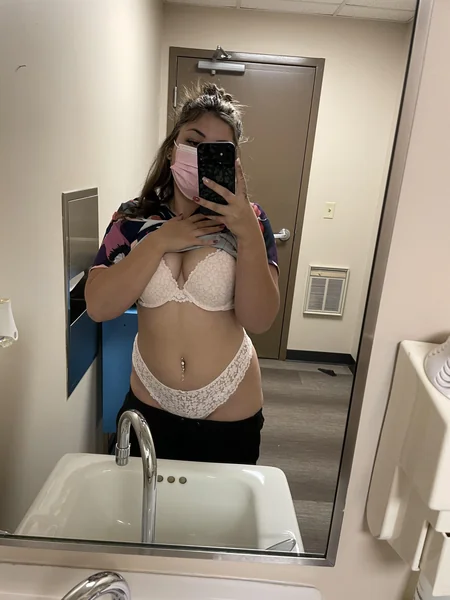 Una enfermera deliciosa se toma selfis provocativas en el trabajo foto 33