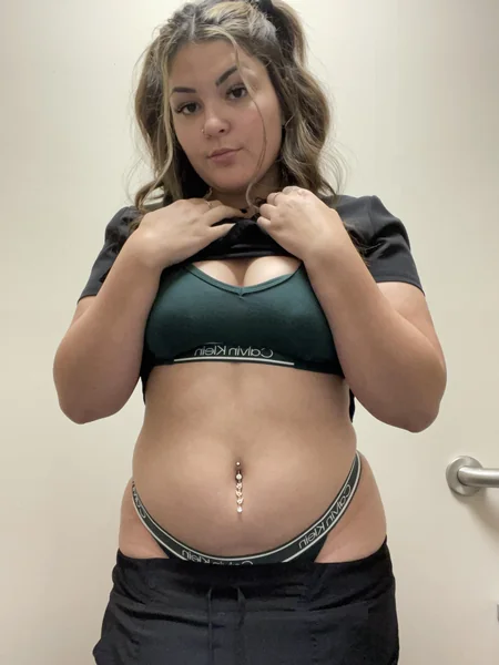 Una enfermera deliciosa se toma selfis provocativas en el trabajo foto 35