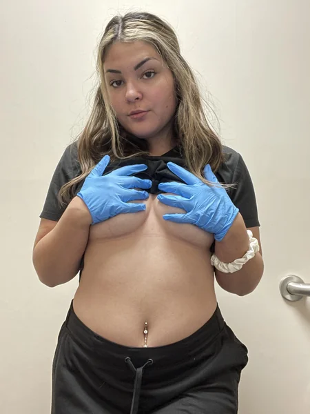 Una enfermera deliciosa se toma selfis provocativas en el trabajo foto 36
