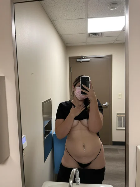 Una enfermera deliciosa se toma selfis provocativas en el trabajo foto 38