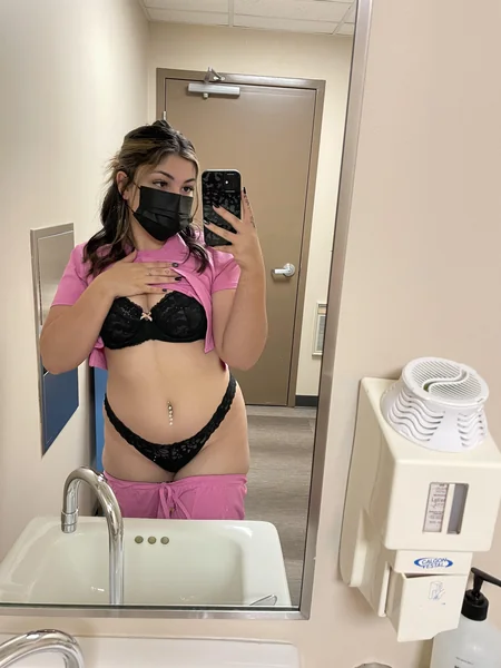 Una enfermera deliciosa se toma selfis provocativas en el trabajo foto 39