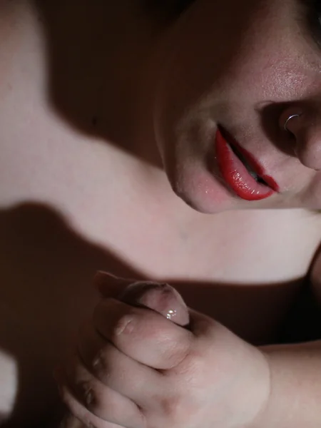 Une femme ronde aux gros seins suce et avale du sperme photo 31