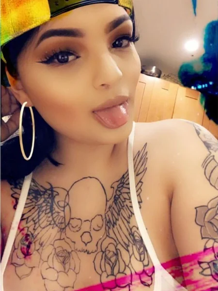 Los extraños pezones de una linda latina foto 23