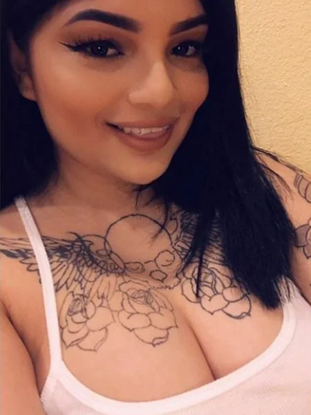 Los extraños pezones de una linda latina foto 24