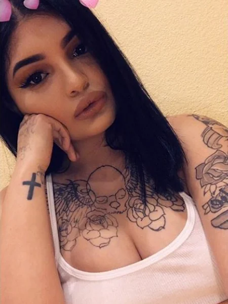 Los extraños pezones de una linda latina foto 25